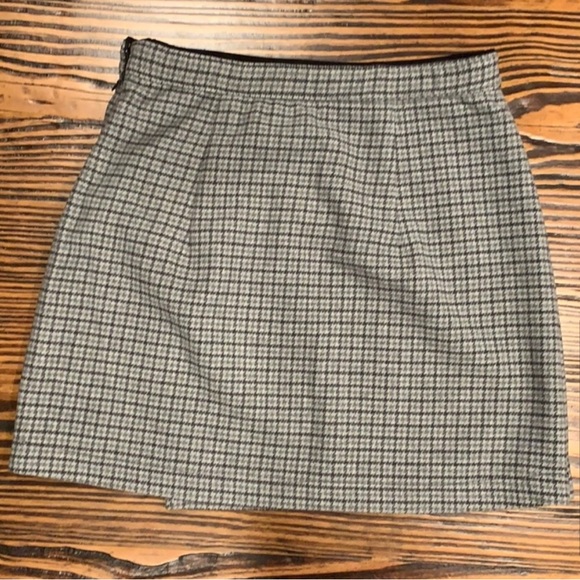 Chic and Classic: Abercrombie & Fitch Houndstooth Mini Skirt - Picture 5 of 6